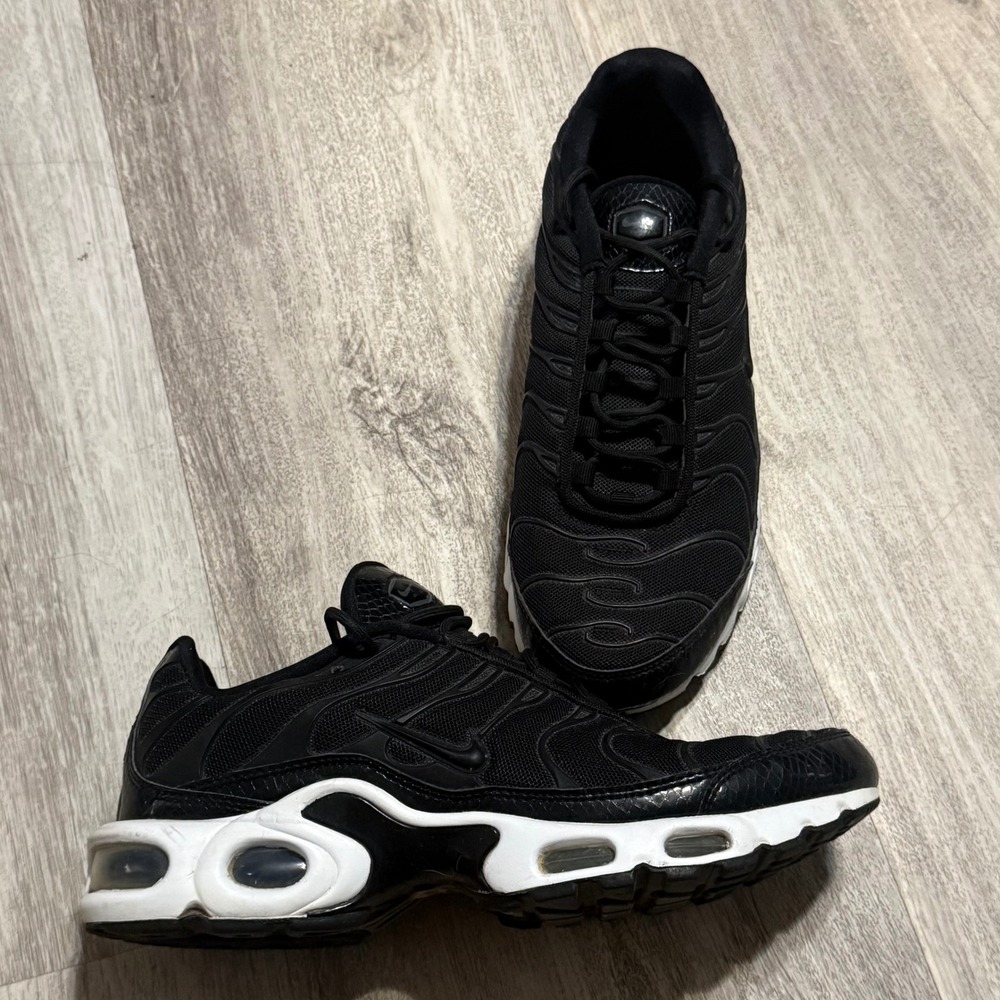 Nike Air Max Plus TN Black White Sneakers 862201-004 Womens 8